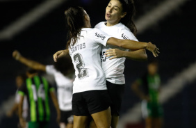 Letcia Santos buscando Duda Sampaio para celebrar o gol marcado pela meio-campista