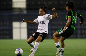 Letcia Santos dando passe durante jogo contra o Amrica-MG