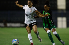 Letcia Santos protegendo a bola de jogadora do Amrica-MG