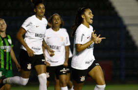 Mariza 'pistolando' enquanto celebra gol anotado contra o Amrica-MG; Tarciane e Vic ao fundo