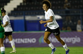 Yaya correndo enquanto celebra gol anotado na Fazendinha contra o Amrica-MG