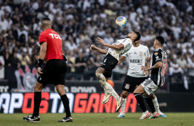 Raniele domina bola no peito no jogo entre Corinthians e Atltico-MG