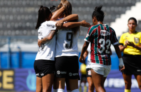 Jogadoras do Corinthians comemorando gol