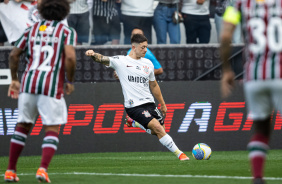 Rodrigo Garro cobrou falta na cabea de Cac no terceiro gol do Corinthians