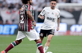 Gustavo Mosquito indo pressionar defensor do Fluminense durante confronto