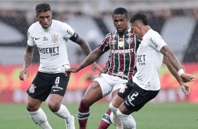 Matheuzinho e Paulinho tentando roubar a bola de atacante do Fluminense