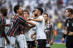 Raniele batendo boca com jogadores do Fluminense