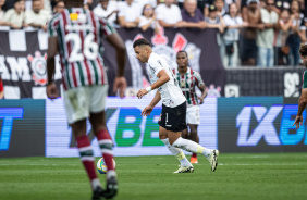 Romero junto  bola durante jogo contra o Fluminense