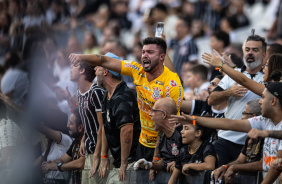 Torcedores gritando bastante durante jogo do Corinthians