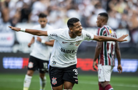 Wesley correndo e comemorando o gol anotado contra o Fluminense