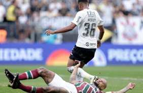 Wesley deixando marcador do Fluminense para trs com drible