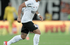 Matheuzinho junto  bola durante duelo pela Copa do Brasil
