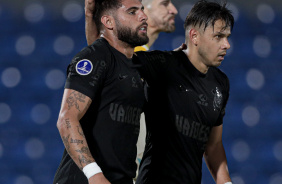 Yuri e Romero comemorando gol do Corinthians