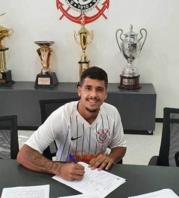 Daniel tambm assinou seu contrato com o Corinthians