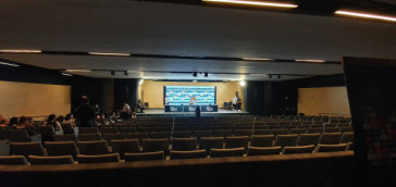 A sala de coletiva  onde os jornalistas conseguem conversar com o treinador ao final dos jogos