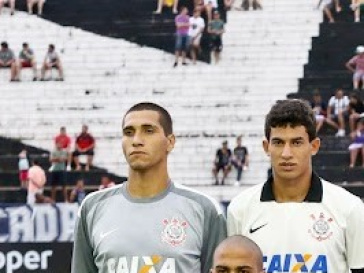 Henrique (esquerda) foi companheiro de Pedro Henrique (direita), que hoje est no Athletico-PR, na base