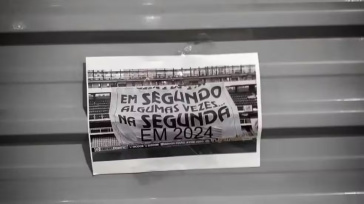 Torcedores usaram frases utilizadas pela torcida do Santos para provocar pelo rebaixamento