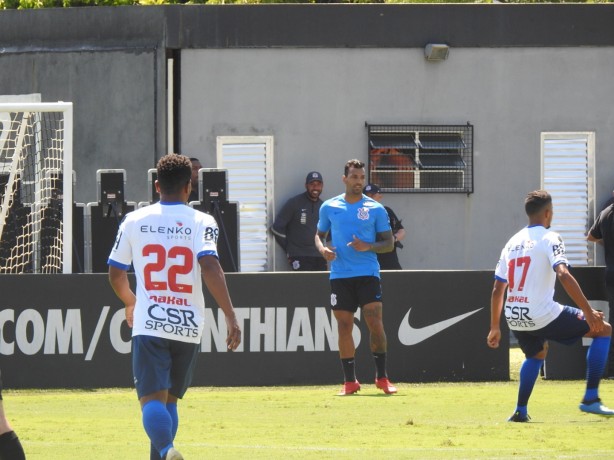 Lateral-direito Macedo estreou pelo Corinthians no jogo-treino desta quinta