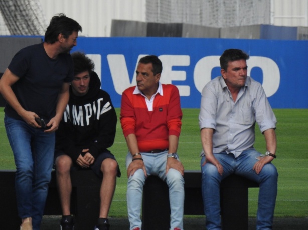 O presidente Andrs Sanchez, o diretor de futebol Dulio Monteiro Alves, o gerente Vilson de Menezes e o diretor-adjunto Jorge Kalil acompanharam toda a atividade na beira do campo.