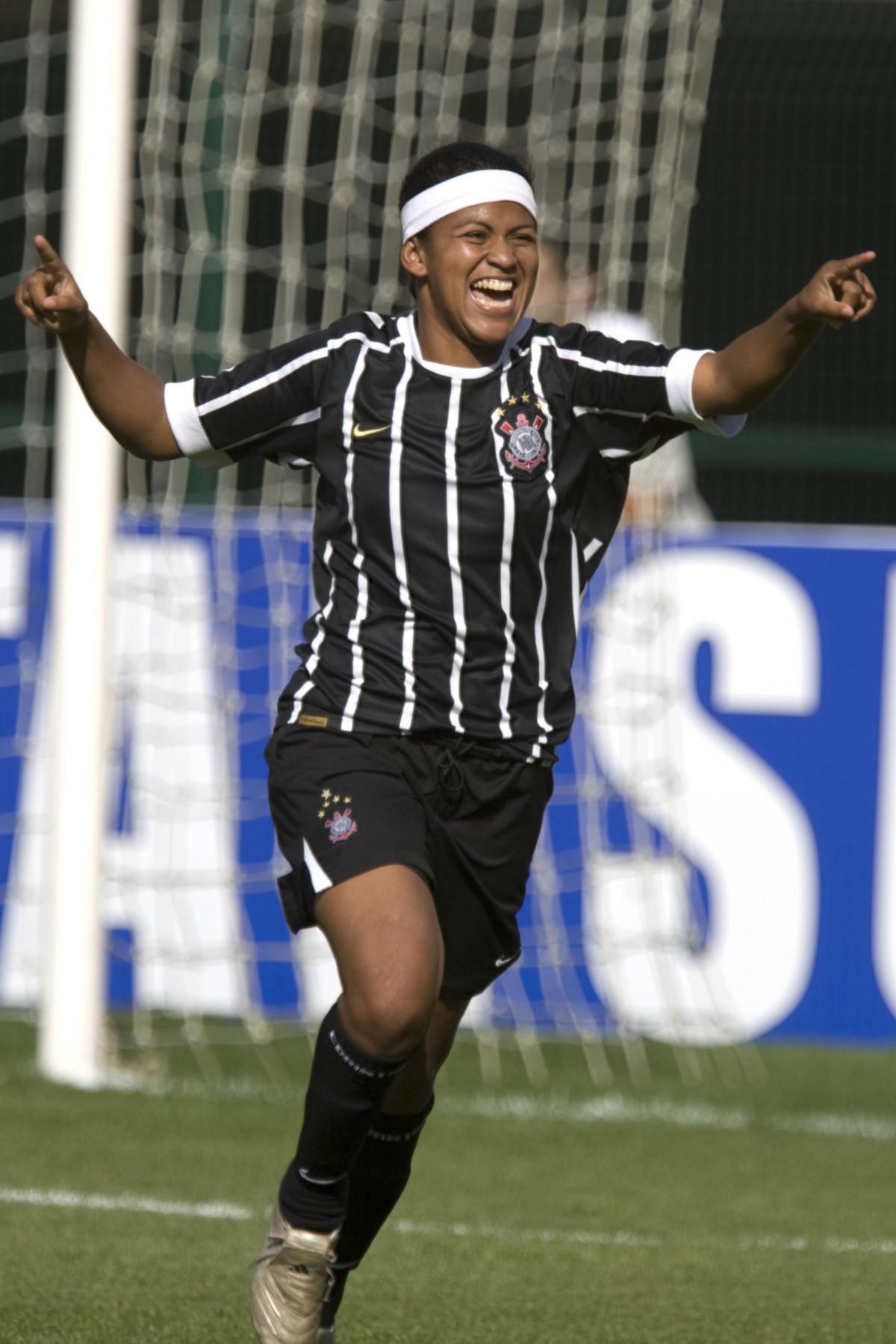Campeonato Paulista de futebol feminino; Corinthians x Cotia Kurdana; Deva comemora seu gol, o quarto do Corinthians durante partida realizada hoje, sbado a tarde no estdio do Pacaembu;