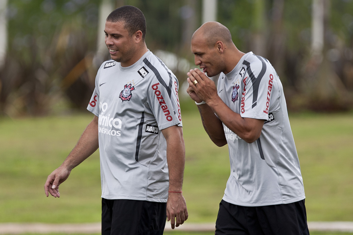 Ronaldo e Edno durante treino do Corinthians no CT Joaquim Grava