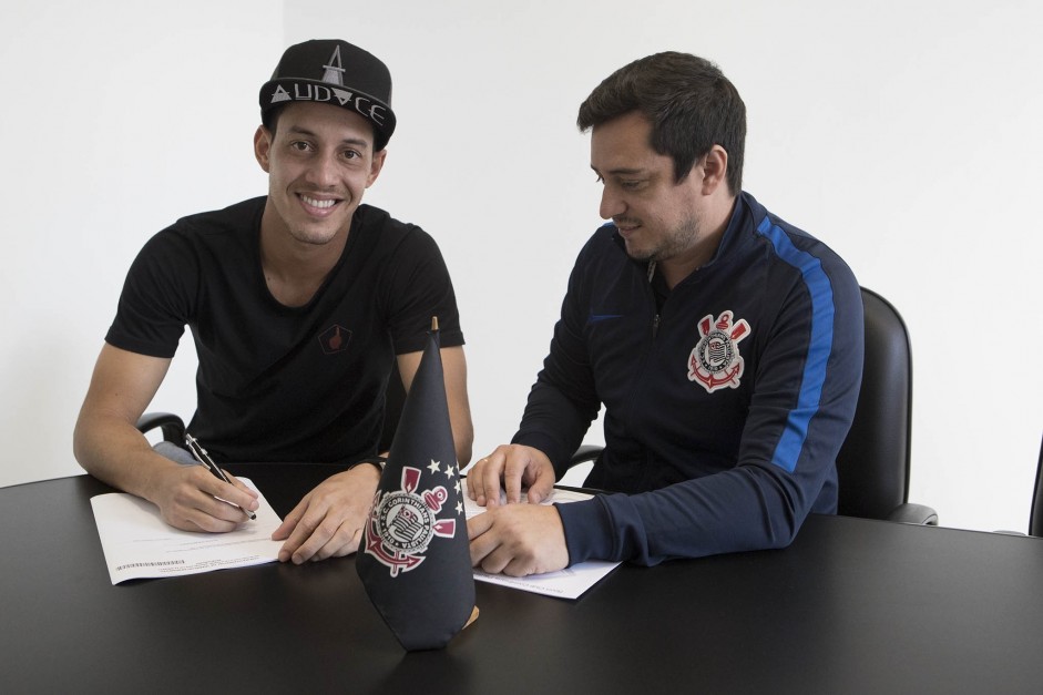 Rodriguinho foi um dos que assinaram renovao contratual com o Corinthians em 2017