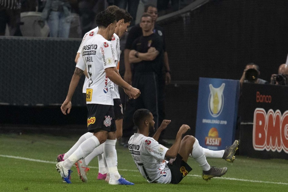 Everaldo comemorando seu gol contra o Botafogo, pelo Brasileiro