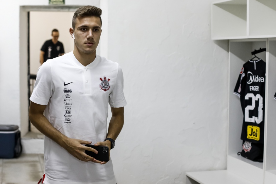 Lucas Piton nos vestirios do Moiss Lucarelli antes da partida do Corinthians