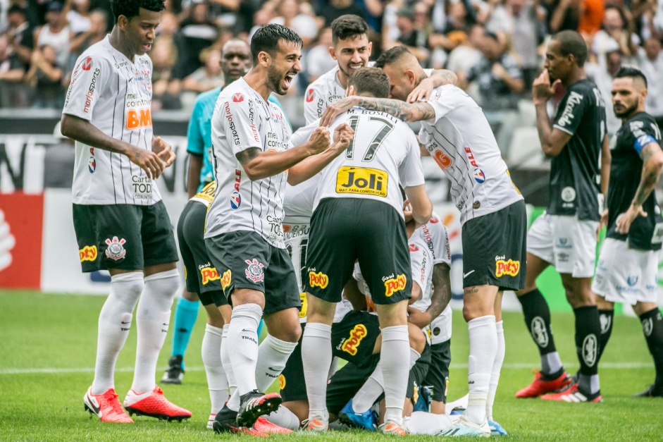 Jogadores do Corinthians durante a vitria contra o Santos