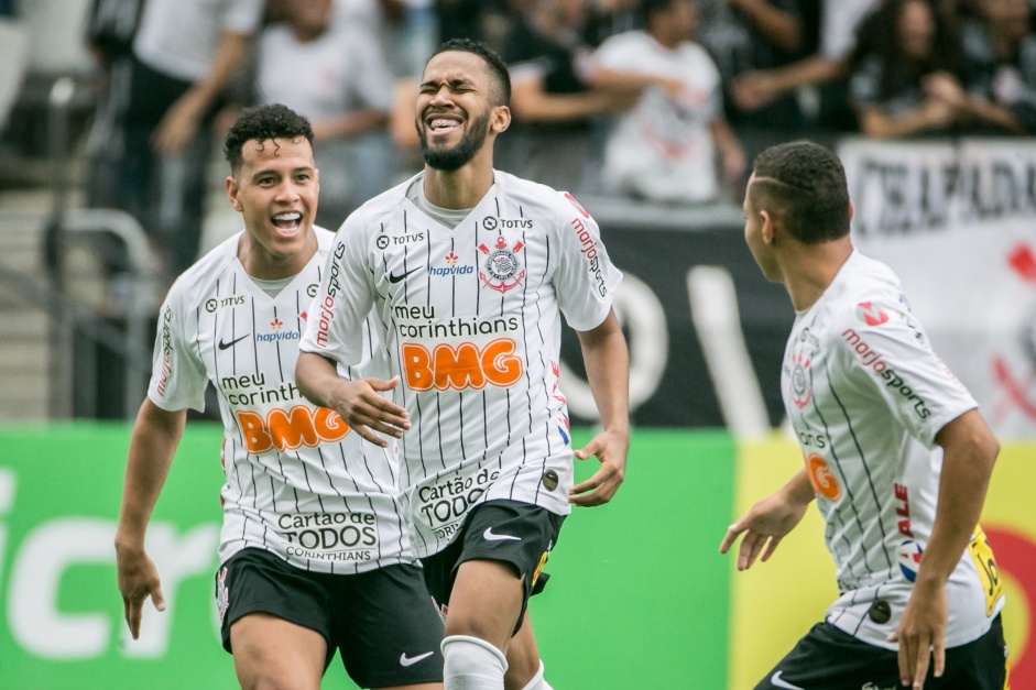 Sidcley, Everaldo e Janderson comemorando gol do Corinthians contra o Santos