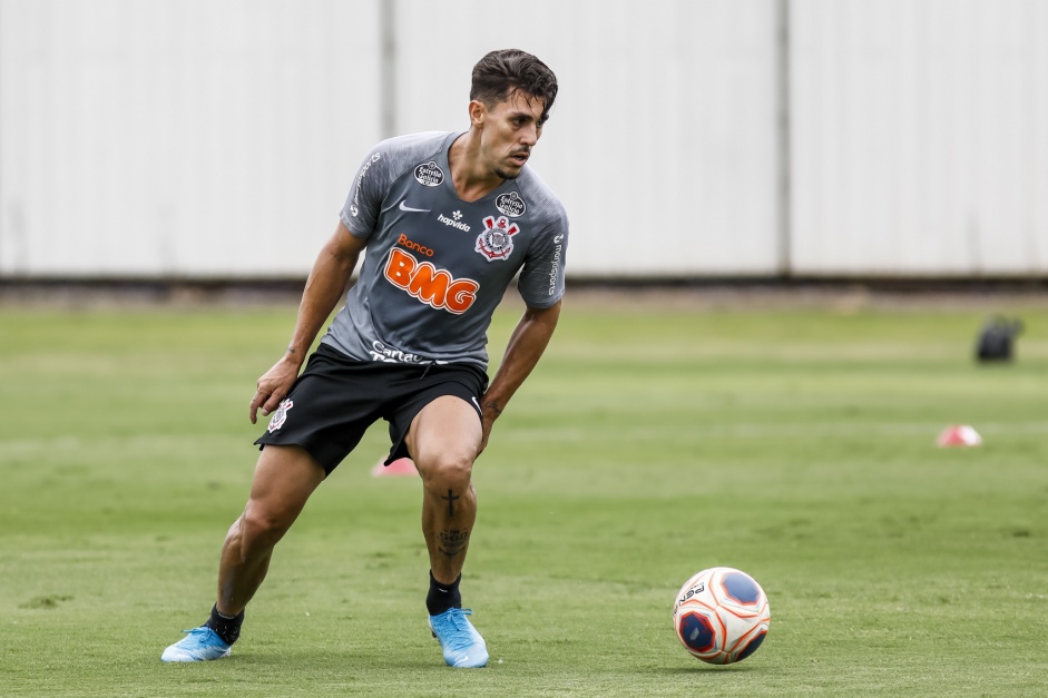 Zagueiro Danilo Avelar durante treino do Corinthians na manh desta quinta-feira