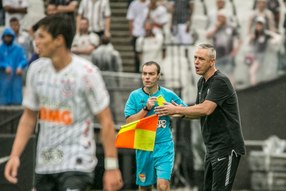 Tcnico Tiago Nunes na partida entre Corinthians e Inter de Limeira, pelo Paulisto