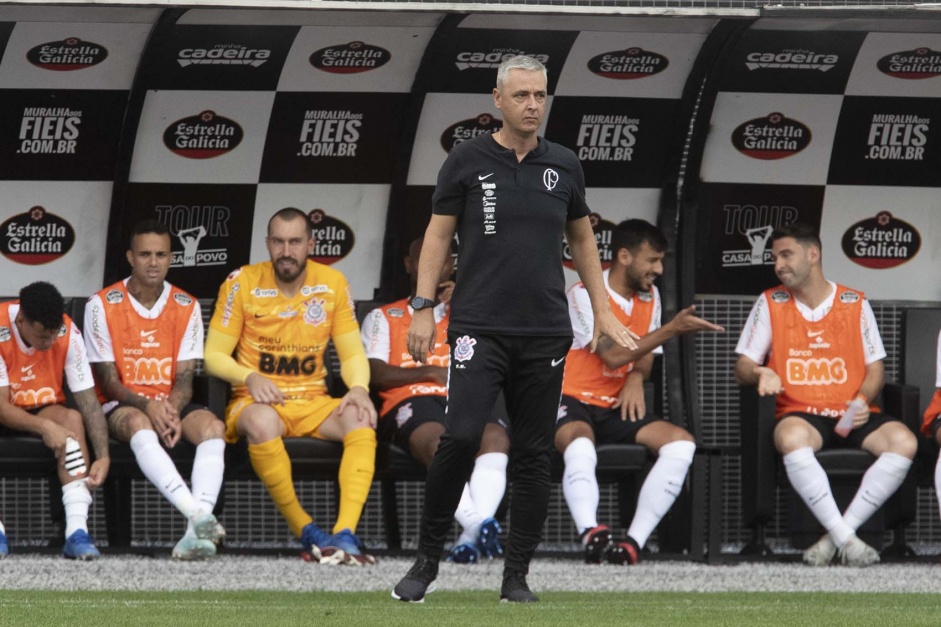 Tiago Nunes observa a equipe durante o duelo contra a Inter de Limeira