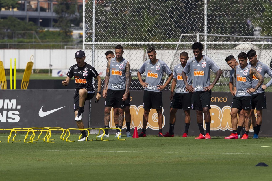 Jogadores do Corinthians durante aquecimento desta quarta-feira