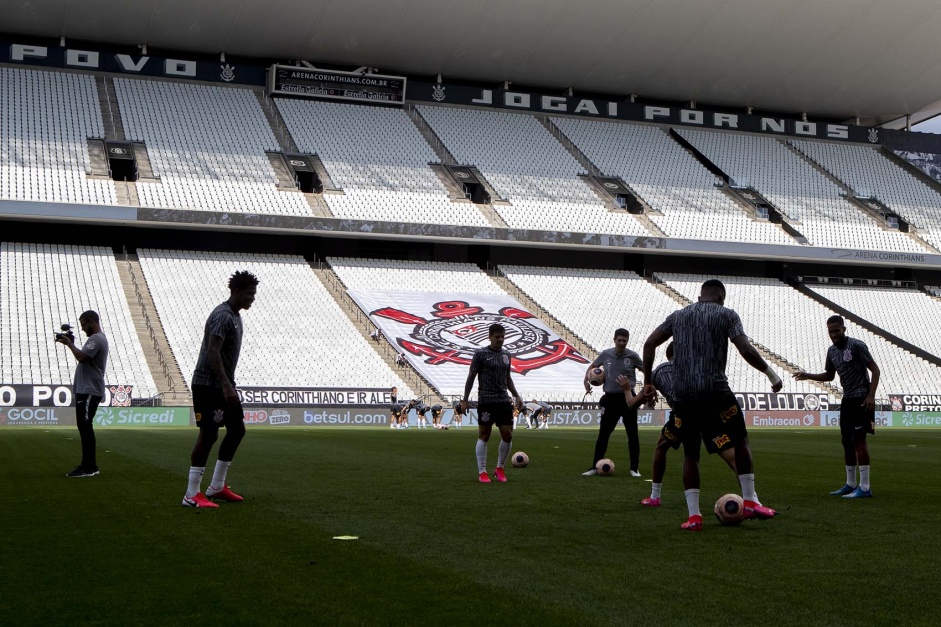 Sem pblico na Arena Corinthians, jogadores do Timo fazem aquecimento antes da partida