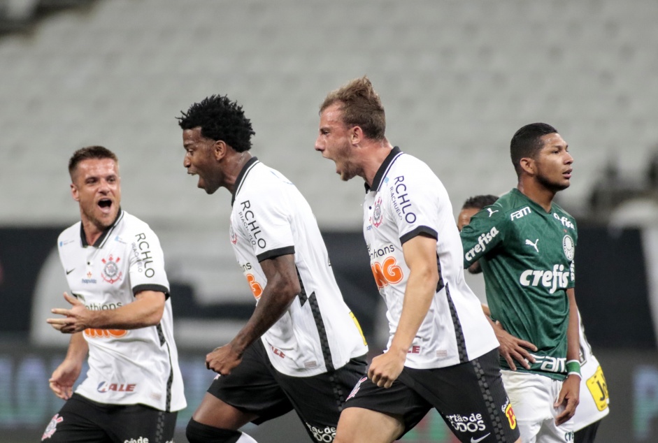 Gil anotou o primeiro gol do Corinthians contra o Palmeiras, na volta do Campeonato Paulista