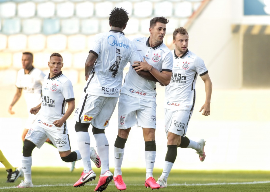 Jogadores comemoram gol do Corinthians marcado contra o Oeste pelo Campeonato Paulista
