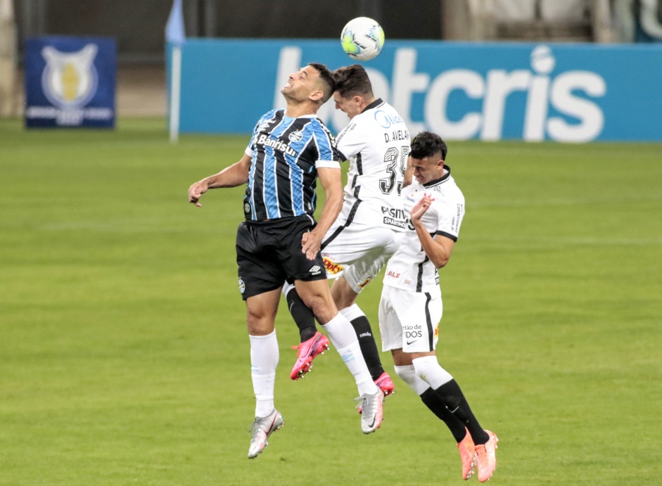 Avelar e Cantillo durante jogo contra o Grmio, pelo Campeonato Brasileiro