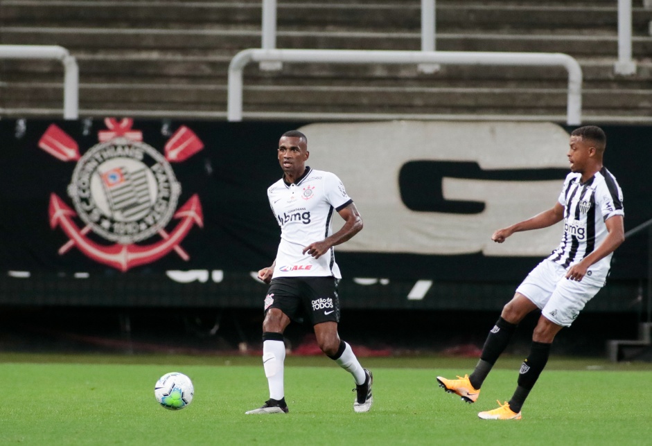 Zagueiro Marllon na derrota para o Atltico Mineiro, na Neo Qumica Arena, pelo Brasileiro