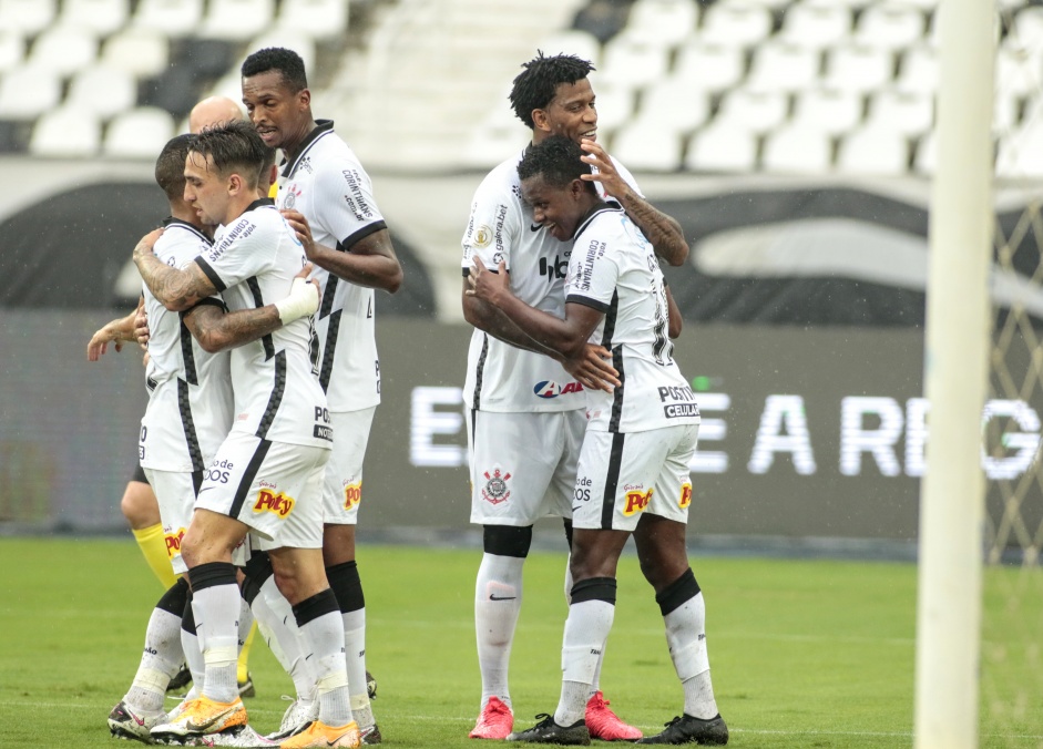 Elenco comemora gol de Cazares diante do Botafogo, no Engenho