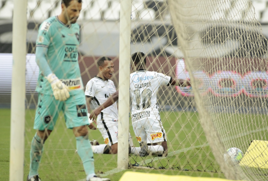 Otero e Cazares comemoram gol de Cazares diante do Botafogo, no Engenho