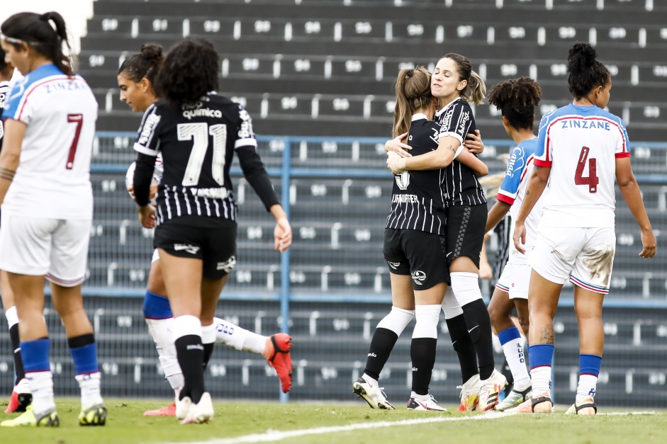 Jheniffer e Erika comemorando o gol da atacante na partida entre Corinthians e Bahia