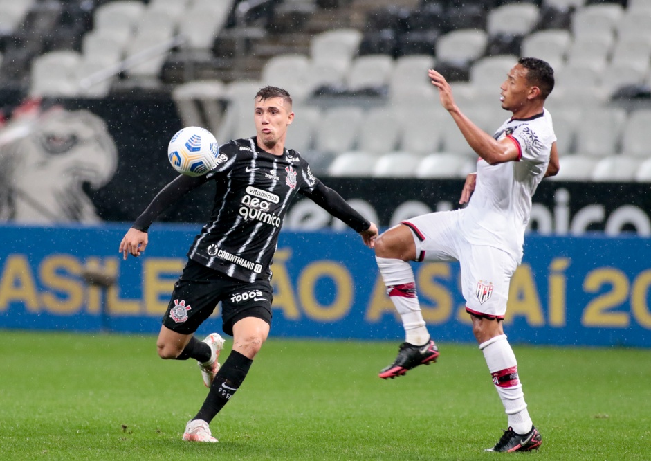 Lateral Lucas Piton na estreia do Corinthians no Campeonato Brasileiro 2021, contra o Atltico-MG