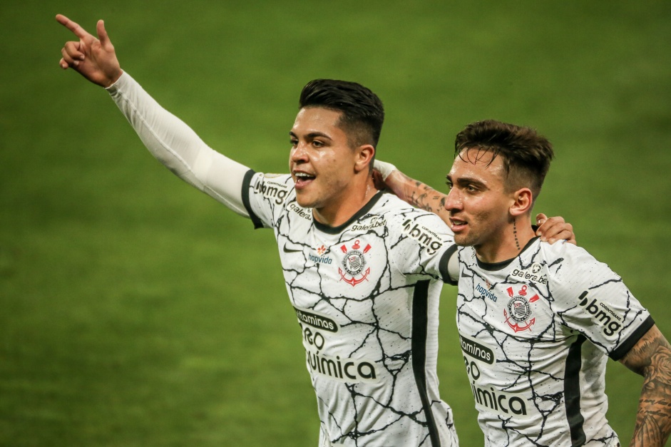 Roni e Gustavo Silva comemorando o gol do volante no jogo entre Corinthians e Red Bull Bragantino