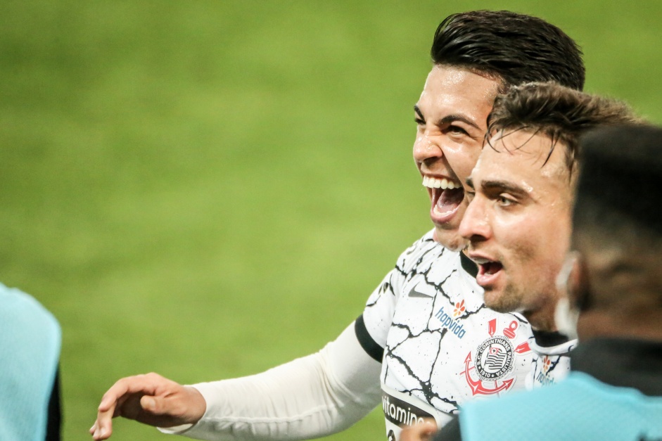 Roni e Gustavo Silva comemorando o gol do Corinthians contra o Red Bull Bragantino