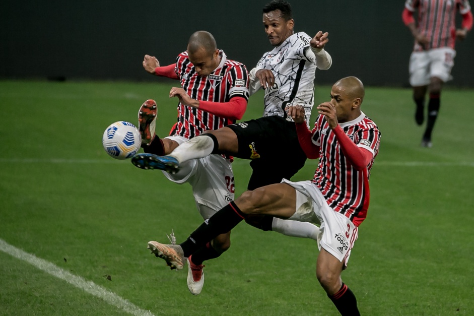 J durante partida entre Corinthians e So Paulo, na Neo Qumica Arena
