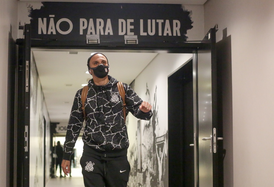 Fbio Santos antes da partida entre Corinthians e Internacional, na Neo Qumica Arena