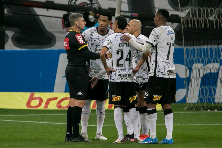 Jogadores do Corinthians reclamam com o rbitro sobre o pnalti marcado a favor do Internacional