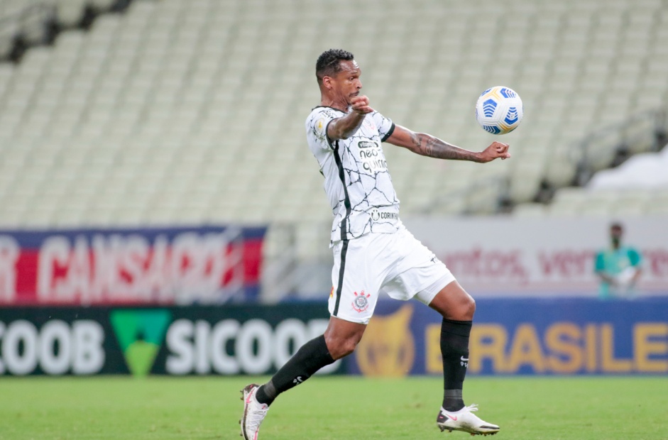 J durante jogo entre Corinthians e Fortaleza, no Castelo, pelo Campeonato Brasileiro