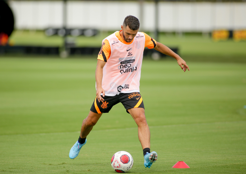 Jnior Moraes j treina com o restante do elenco do Corinthians